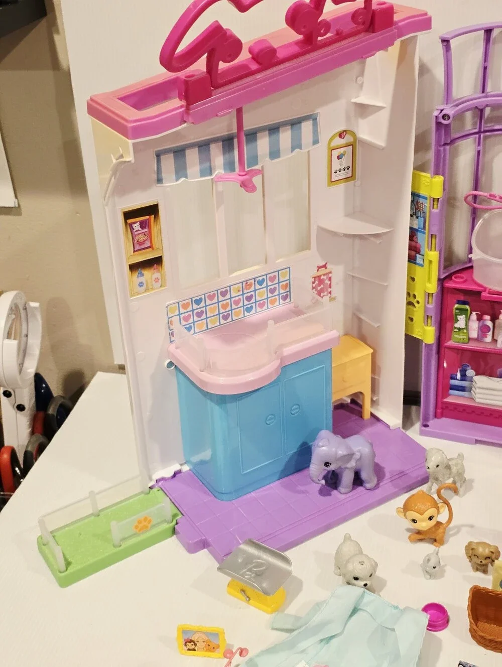 Barbie Folding Pet Care Center Animal Vet Clinic Foldaway Playset